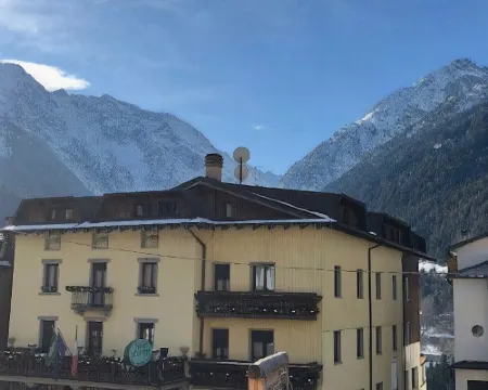 Hotel Sciatori 3 Stelle Superior テムのホテル