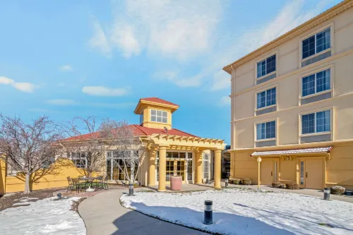 La Quinta Inn & Suites by Wyndham Salt Lake City Airport - parking