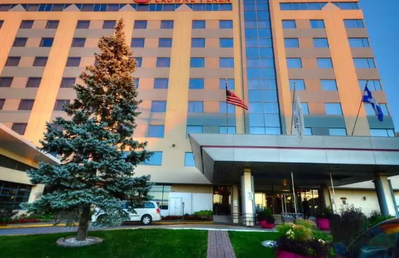 蒙特利爾機場阿蒙廣場酒店，温德姆Trademark精選