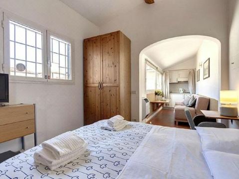 두오모 광장 전망을 배경으로 한 호텔 창가 모습