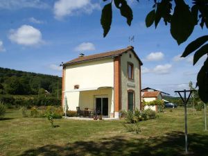 Comfy Holiday Home in Crux la Ville with Fenced Garden