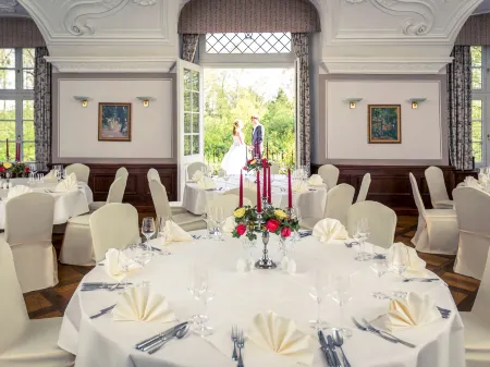 Hotel Schloss Neustadt-Glewe Отели в г. Людвигслуст-Пархим