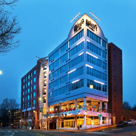 Aloft Raleigh Отели рядом с достопримечательностью «Мемориальная колокольня»