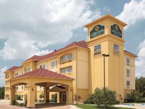 La Quinta Inn & Suites by Wyndham Fort Worth NE Mall