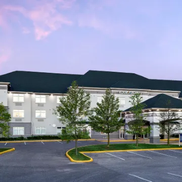 Four Points by Sheraton Barrie Hotels near Barrie Molson Centre