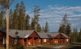 Headwaters Lodge & Cabins at Flagg Ranch