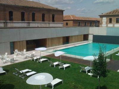 屋外プール パラドール デ アルカラ デ エナーレスの写真