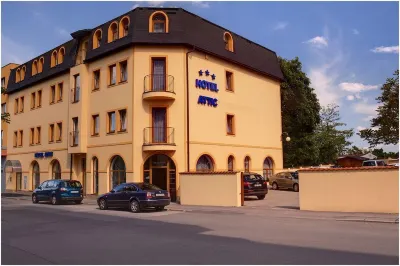 Attic Hotel فنادق في 