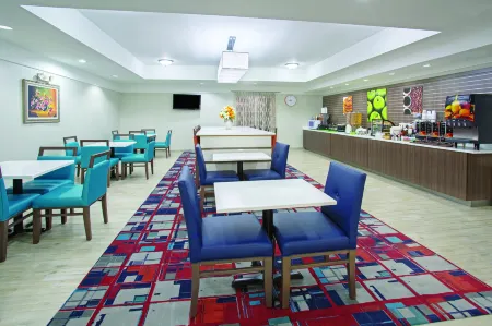 La Quinta Inn & Suites by Wyndham Gallup Отели рядом с достопримечательностью «Navajo Code Talkers Museum»