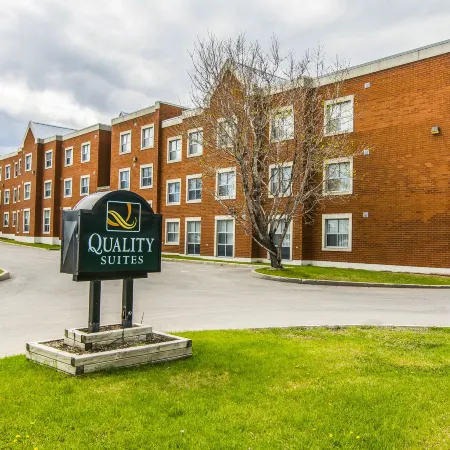Quality Suites Отели рядом с достопримечательностью «Ле-Ривьер»