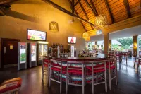 The Royal Senchi Hotel and Resort - Bares