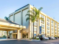 Comfort Inn Anaheim Resort Hotels near Anaheim Regional Transportation Intermodal Center