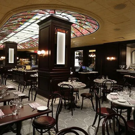 Vogue Hotel Montreal Downtown, Curio Collection by Hilton