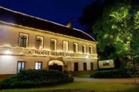 Hotel Selsky Dvur - Bohemian Village Courtyard