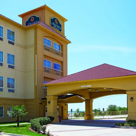 La Quinta Inn & Suites by Wyndham Fort Worth - Lake Worth