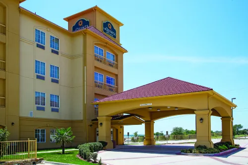 La Quinta Inn & Suites by Wyndham Fort Worth - Lake Worth Hotels in Azle