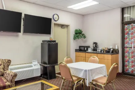 Relax Inn Отели рядом с достопримечательностью «The Landis Theater»