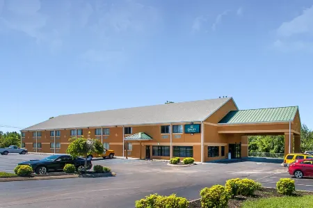 Econo Lodge Inn & Suites