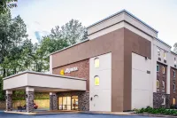 Clarion Pointe Charlottesville فنادق في جاك جويت