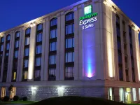 Holiday Inn & Suites MONTREAL AIRPORT by IHG โรงแรมใกล้สนามบินมอนทรีออล ปิแอร์ อิลเลียต ทรูโด