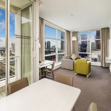 Clarion Suites Gateway Отели рядом с достопримечательностью «Аквариум Мельбурна»