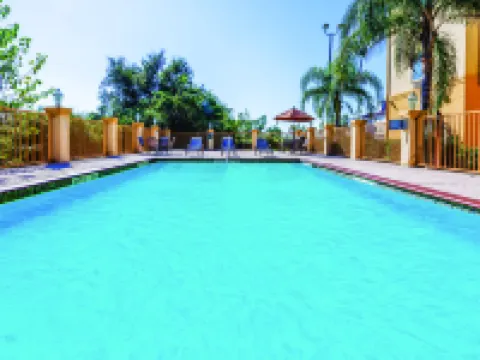 La Quinta Inn & Suites by Wyndham Winnie Hoteles en Winnie