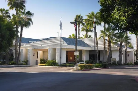 Four Points by Sheraton Bakersfield Отели рядом с достопримечательностью «Salt 7even Float Center»