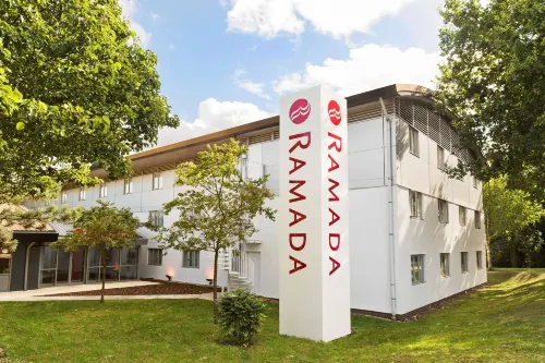 Ramada by Wyndham South Mimms M25 - parking