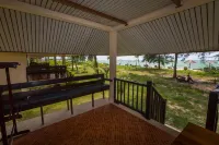 Pranee Beach Bungalows