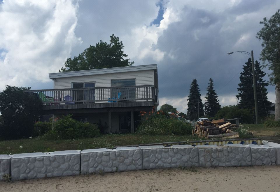 Waters Edge Motel - Housity