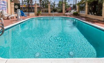 Econo Lodge Inn & Suites Riverside - Corona