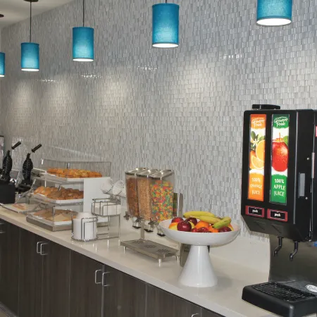 La Quinta Inn & Suites by Wyndham Terre Haute