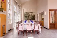 Hotel Giraffe by Library Hotel Collection