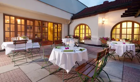 Hotel Concertino Zlatá Husa Отели в г. Nova Bystrice