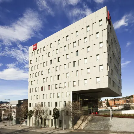 Ibis Barcelona Santa Coloma Отели рядом с достопримечательностью «Ноу-Баррис»