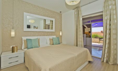 Violeta Hvar - Housity
