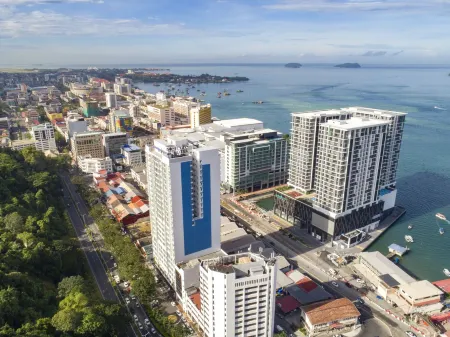 Mercure Kota Kinabalu City Centre Отели рядом с достопримечательностью «Handicraft Market»
