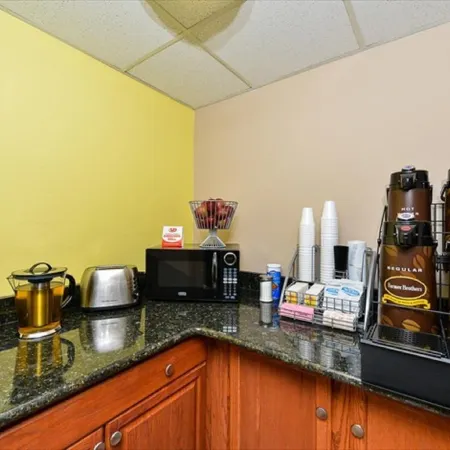 Super 8 by Wyndham Clarksville Northeast