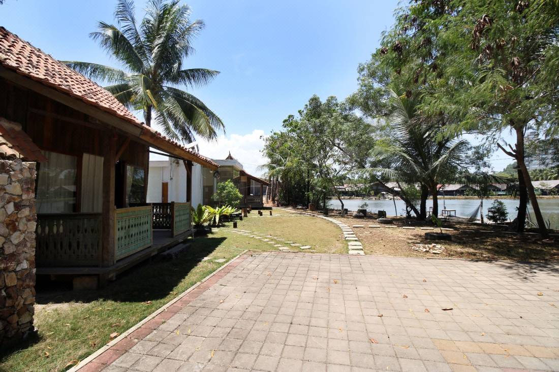bora bora chalet kuala linggi