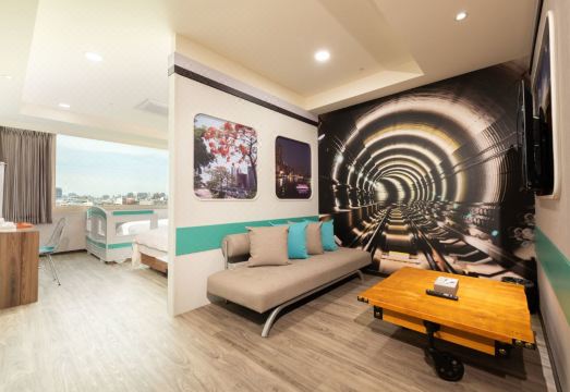 4. 홀리데이 가든 ..