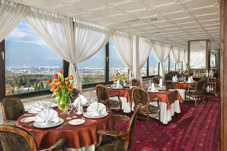 Park Hotel Moskva Отели рядом с достопримечательностью «Зоопарк София»