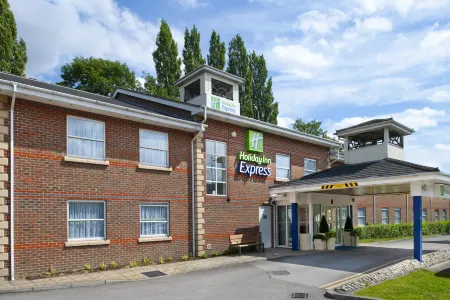 Holiday Inn Express Leeds - East Отели рядом с достопримечательностью «O2 Academy Leeds»