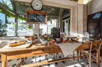 Logis Hotels les Glycines Hotel di Ardilleux