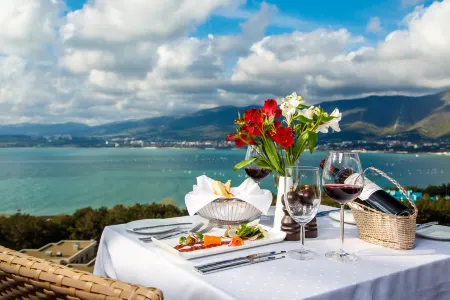 METROPOL Гранд Отель Геленджик (Метрополь) Отели рядом с достопримечательностью «Золотая бухта»