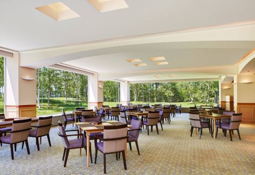 더 웨스틴 루스쓰 리조트의 모던한 외관과 슬로프 뷰