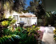 An Island Getaway at Palm Tree Villas Hotels in der Nähe von Surf's Up Watersports