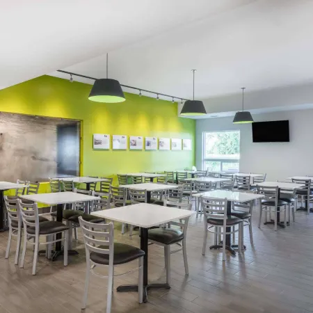 Super 8 by Wyndham Winnipeg East MB