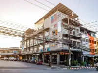 Pak-up Hostel Hotels near Wat Kaeo Korawaram