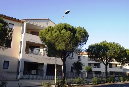 Uzes Appart Hotel Résidence le Mas des Oliviers Отели рядом с достопримечательностью «Uzes Cathedral»