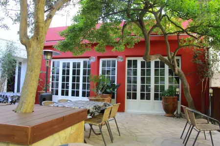 Hôtel Saint Louis Отели рядом с достопримечательностью «Salin d'Aigues-Mortes»